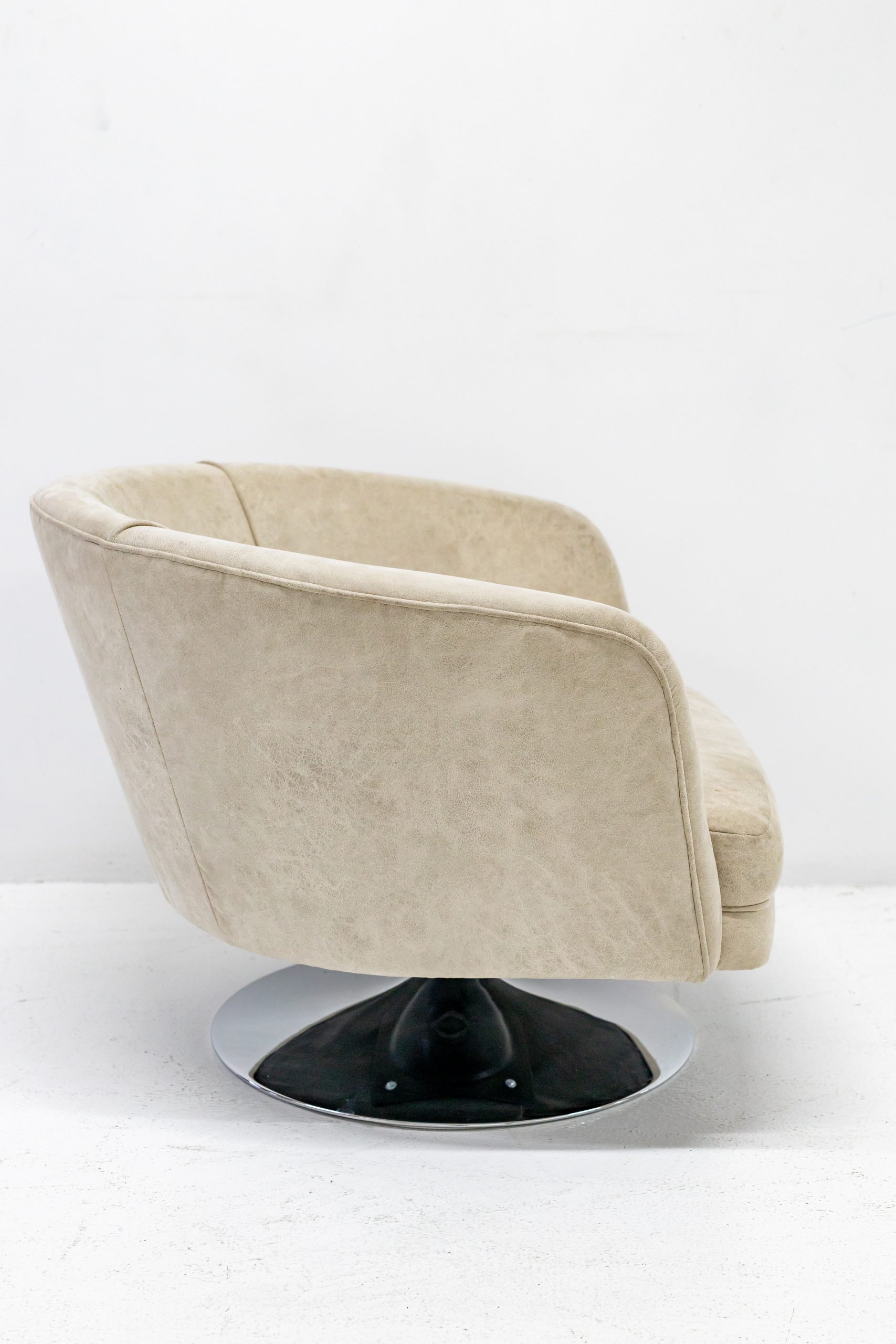 Hugh Swivel on Metal Base - Image 2